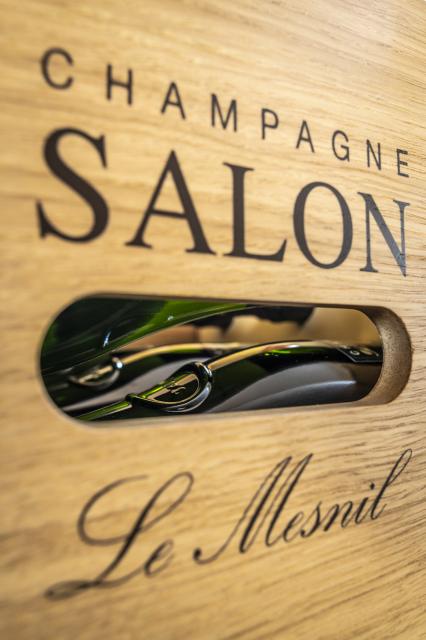 Salon oenotheque case carrying handle